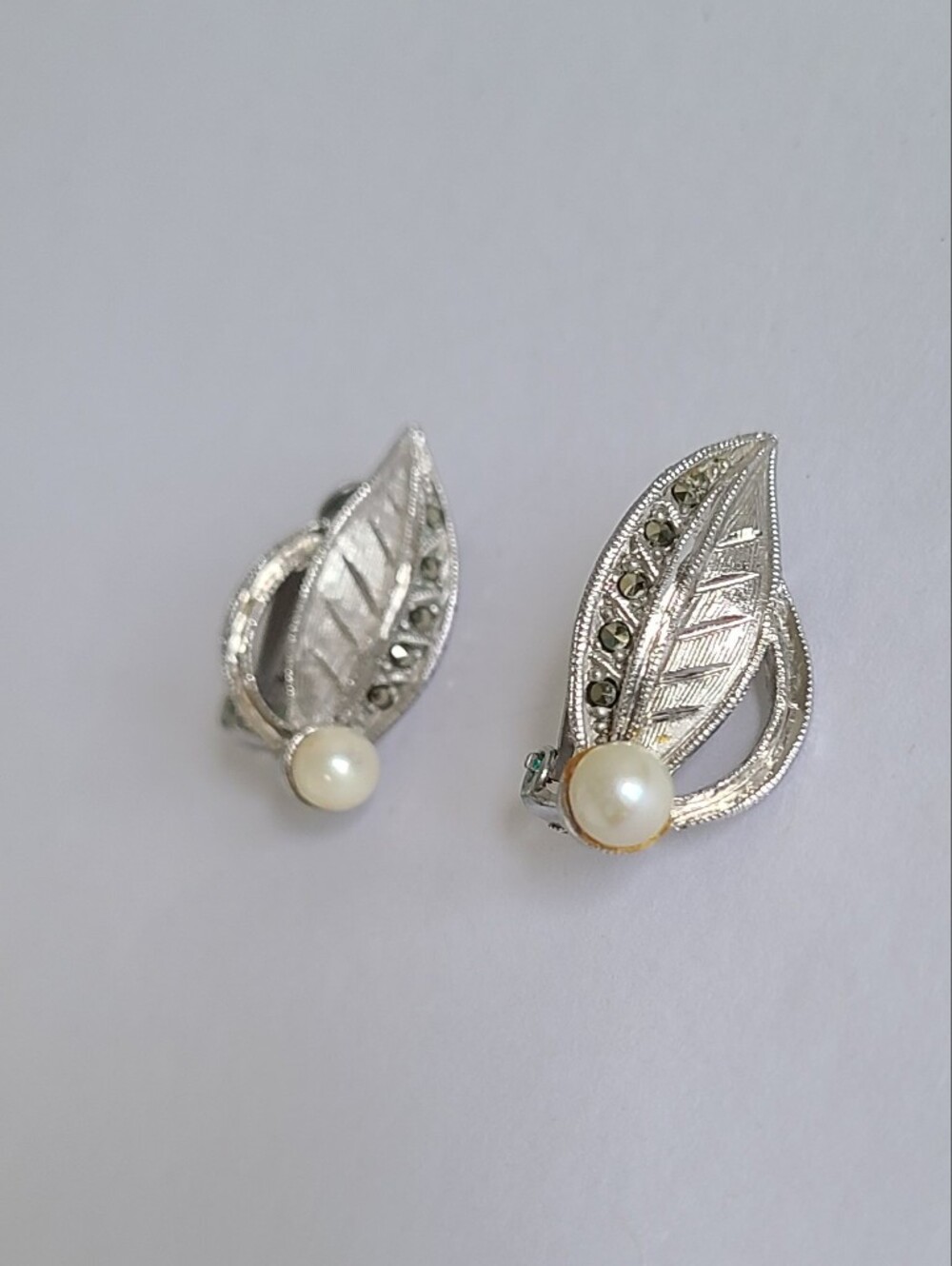 Vintage Boho Mid Century Silver Tone Pearl Leaf Rhinestone Clip On Stud Earrings